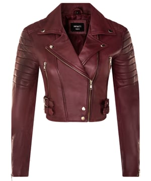 Geniet van luxe en eigentijdse stijl met ons voortreffelijke leren jack. Dit is wat het tot een must-have maakt:  
 Opperste zachtheid: Dit is gemaakt van ultrazacht leer met een premium nappa-afwerking jas is een genot dat luxueus aanvoelt op je huid. 
 Cropped Chic: De eigentijdse kortere lengte en het nauwsluitende ontwerp creëren een modieuze en flatterende look die perfect is voor elke gelegenheid. 
 Onderscheidende details: Gewatteerde schouders en verlengde verticale ritszakken voegen een vleugje verfijning en uniekheid toe aan de eigenschappen van deze jas ontwerp. 
 Aanpasbaar comfort: Manchetten met rits zorgen ervoor dat je de mouwen kunt opstropen voor een persoonlijke look, terwijl je met een verstelbare taille met gesp een de perfecte pasvorm en gevoel. 
 Iconische Flair: De brede revers met inkepingen omarmt de klassieke Brando-stijl en voegt een tijdloos vleugje flair toe aan deze moderne meesterwerk.  Gevoerd met premium satijn en voorzien van een niet-gecentreerde YKK-ritssluiting, combineert dit jack comfort met hoogwaardige mode. Met twee buitenzakken met ritssluiting en gewatteerde details is dit het toonbeeld van elegantie en veelzijdigheid voor de modebewuste individu.