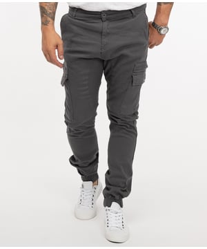 Die Chino Hosen von Rock Creek eignen sich ganz ausgezeichnet für legere Casual-Looks. Sie bieten eine angenehm weite Passform und sehen dabei auch noch richtig lässig aus. Beim gemütlichen Stadtbummel, beim Familienausflug oder in der Uni leisten die komfortablen Hosen gute Dienste. Darüber hinaus zeichnen sich die Chinos von Rock-Creek durch eine erstklassige Verarbeitung und eine hohe Qualität aus.