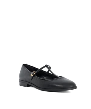 Expertly crafted from soft leather, Haye boasts a classic ballerina profile with a timeless round toe. Resting on a low heel and highlighted by a gold-tone buckle with our signature interlocking DD logo, these Mary Janes are a versatile choice for any occasion. Effortlessly chic, this minimalist style pairs with almost any outfit.