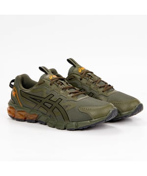 Zapatillas deportivas Asics Gel-Quantum 90 para hombre: una fusión de estilo y rendimiento diseñada para satisfacer tus necesidades atléticas diarias. Estas zapatillas están meticulosamente diseñadas para ofrecer una comodidad y una sujeción excepcionales, lo que las convierte en la mejor opción para los hombres que buscan un calzado versátil y con estilo para diversas actividades. Estas son las características clave que hacen de las Asics Gel-Quantum 90 una elección destacada:

 1. Tecnología de amortiguación GEL:  Las Gel-Quantum 90 incorporan la tecnología de amortiguación GEL característica de Asics en el retropié, que proporciona una amortiguación superior durante el impacto y favorece una transición más suave a lo largo de toda la zancada.

 2. Construcción ligera:  Estas zapatillas cuentan con un diseño ligero que garantiza la comodidad durante un uso prolongado, lo que las hace adecuadas para una amplia gama de actividades, desde hacer recados hasta entrenamientos ligeros.

 3. Parte superior transpirable:  La parte superior de la zapatilla está fabricada con materiales transpirables que permiten una ventilación adecuada, manteniendo los pies frescos y cómodos durante todo el día.

 4. Plantilla OrthoLite:  La plantilla OrthoLite mejora la amortiguación y la gestión de la humedad, manteniendo un entorno seco y cómodo para tus pies.

 5. Uso versátil: El Gel-Quantum 90 es adecuado para diversas actividades, incluyendo ropa casual, entrenamiento ligero, o simplemente como calzado diario cómodo.

 6. Suela duradera:  La suela exterior está diseñada para ofrecer durabilidad y tracción, garantizando un agarre fiable en una gran variedad de superficies.

 7. Diseño elegante:  Asics combina una estética deportiva con elementos de diseño moderno, lo que hace que estas zapatillas no solo sean funcionales, sino también visualmente atractivas.

 8. Comodidad diaria:  Las Gel-Quantum 90 se han fabricado pensando en la comodidad diaria, lo que garantiza que puedas llevarlas durante toda tu rutina diaria con facilidad.