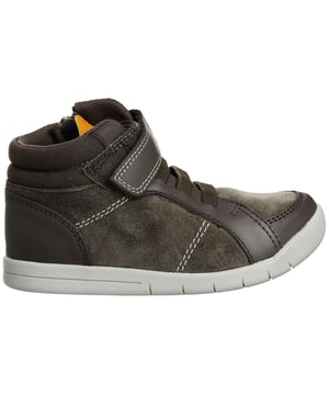 De Clarks Emery Beat Kids Brown schoenen zijn een stijlvolle en praktische keuze van schoeisel voor kinderen. Clarks staat bekend om haar toewijding aan kwaliteit en comfort, en deze schoenen zijn een weerspiegeling van die reputatie. Hier volgt een beschrijving van de belangrijkste kenmerken:

 Klassiek bruin ontwerp:  Deze schoenen worden geleverd in een klassieke bruine kleur, die een veelzijdige en tijdloze look biedt die past bij verschillende kledingstijlen. Bruine schoenen zijn een veelzijdige aanvulling op de garderobe van elk kind.

 Duurzaam leren bovenwerk:  Deze schoenen hebben een duurzaam leren bovenwerk dat er niet alleen geweldig uitziet, maar ook lang meegaat en veerkrachtig is. Het leer is zacht en comfortabel aan de voeten van je kind.

 Gevoerde binnenzool:  Deze schoenen hebben een gepolsterde binnenzool die comfort en ondersteuning biedt voor jonge voeten. Deze functie zorgt ervoor dat je kind de schoenen langere tijd kan dragen zonder ongemak.

 Lichtgewicht constructie:  Ondanks hun klassieke uiterlijk zijn de Clarks Emery Beat schoenen licht van gewicht, waardoor ze minder vermoeiend en belastend zijn tijdens langdurig gebruik.

 Ademende voering:  De schoenen zijn gevoerd met een ademend materiaal dat zorgt voor een comfortabel en droog voetklimaat, zelfs tijdens actief spelen.

 Duurzame buitenzool:  De buitenzool is ontworpen om goede tractie en stabiliteit te bieden, waardoor het risico op uitglijden en vallen wordt verminderd. Deze eigenschap zorgt ervoor dat je kind zich met vertrouwen op verschillende ondergronden kan bewegen.

 Merkreputatie Clarks:  Clarks is een vertrouwd en gerenommeerd merk dat bekend staat om zijn toewijding aan kwaliteit en comfort. Kiezen voor Clarks-schoenen betekent dat je investeert in een betrouwbaar product.

 Veelzijdige stijl:  De Clarks Emery Beat schoenen zijn veelzijdig en kunnen gedragen worden bij een breed scala aan outfits, waardoor ze geschikt zijn voor zowel casual als meer formele gelegenheden.