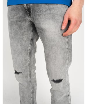 Passform Typ Taper
Mittelhohe Taille (Mid Waist)
Mit Reißverschluss und gebrandetem Knopfverschluss
Drei Taschen vorne, zwei hinten
Mit Abnutzungseffekt und Abrieb
Hinten mit Marken-Patch
Aus hochwertigem Denim mit Stretch-Anteil gefertigt
