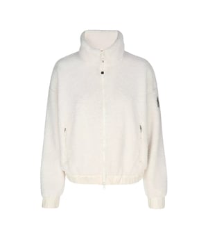 Gezellig, stijlvol en perfect voor koude dagen - dit oversized teddy fleece jack is een echt feel-good stuk. De hoge kraag en tweewegritssluiting houden je lekker warm in weer en wind. Twee praktische ritszakken bieden ruimte voor je essentials en maken de functionele look compleet. De elastische zoom en manchetten zorgen voor een comfortabele pasvorm en een ontspannen gevoel. Een discrete label patch op de mouw voegt een cool accent toe en geeft de jas net dat beetje extra. Ideaal voor gezellige herfstwandelingen of casual alledaagse looks.