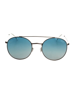 Unisex ronde zonnebril met gepolariseerde glazen en UV-bescherming 400, ontworpen voor maximale oogbescherming en stijl.

 Met een stevig en elegant metalen montuur.

 UV 400 gepolariseerde lenzen blokkeren 100% van de UVA- en UVB-stralen, verminderen schittering en zorgen voor helderder, comfortabeler zicht.

 In het ontwerp is het merklogo discreet gegraveerd op een van de lenzen, wat de authenticiteit en het onderscheidende karakter benadrukt.

 Ze worden geleverd met een zacht reinigingsdoekje om je lenzen brandschoon te houden en een beschermhoesje om ze veilig in op te bergen.

 Deze bril past perfect bij elke look en is ideaal voor wie op zoek is naar bescherming en stijl in één.
 Afmetingen: Lenshoogte: 51 mm, Lensbreedte: 54 mm, Brug: 21 mm, Tempels: 136 mm
 Samenstelling: Metaal
 Onderhoud:
- Alleen wassen met water of, indien nodig, een milde zeep.
 - Droog met een zachte doek om krassen te voorkomen.
 - Vermijd contact met ruwe oppervlakken of schurende vloeistoffen.