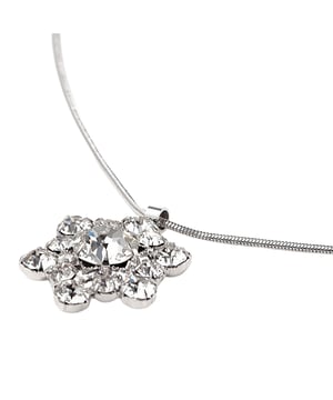 Collar Snowflake EXCLUSIVE EDITION con cristales de Swarovski transparentes plateado• colección: Snowflake• material: cristales de Swarovski, metal rodiado plateado• dimensiones: 30x30 mm• color: transparentes• longitud del collar: 45 cm• tipo de cierre: mosqueton