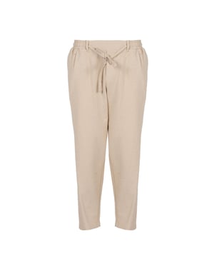 El diseño holgado hace que estos pantalones sean extremadamente cómodos y perfectos para el uso diario, asegurando libertad de movimiento y un look elegante.

En la cintura tienen una amplia banda elástica, además ajustable con un cordón, lo que permite un ajuste perfecto al cuerpo y garantiza el máximo confort durante todo el día.

Las piernas están ligeramente ajustadas, lo que le da a los pantalones un aspecto moderno y elegante, al mismo tiempo que proporciona comodidad y libertad de movimiento.

La cintura media hace que estos pantalones sean versátiles y se adapten a diferentes tipos de cuerpos, ofreciendo comodidad y estilo en uno solo.

En los laterales hay dos bolsillos, y uno en la parte trasera, lo que proporciona practicidad y espacio para guardar pequeños objetos como llaves o teléfono.

Están hechos de tela de alta calidad, que es suave, duradera y transpirable, asegurando comodidad al usarlos durante todo el día.