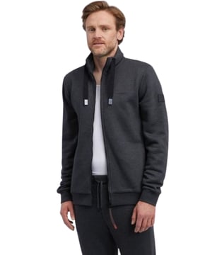 Entdecken Sie unsere neueste Kollektion mit der 'JETTRY' Herren Sweatjacke von ragwear. Diese Jacke ist nicht nur ein Symbol für modernen Stil, sondern auch ein Paradebeispiel für Funktionalität und Komfort. Der Regular Fit sorgt für eine entspannte Passform, während der Stehkragen und der Tunnelzug zusätzlichen Schutz und Anpassungsfähigkeit bieten. Der durchgehende Reißverschluss, die Rippstrickbündchen und die geräumigen Seitentaschen machen sie zu einem praktischen Begleiter im Alltag. Die Jacke besticht durch ihre unifarbene, melierte Optik, die durch die Label-Patches von ragwear akzentuiert wird, und verleiht jedem Outfit eine lässige Eleganz.