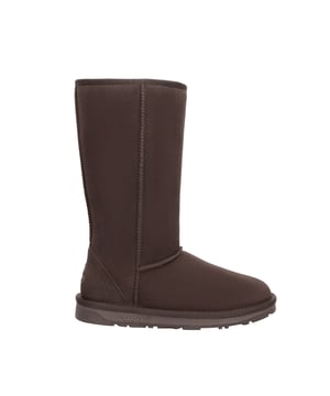 Klassiek gaat nooit fout! De hoogte zorgt voor extra warmte voor degenen die het serieus nemen. Dankzij het bovenwerk van hoogwaardig rundsuède gaan ze zeker vele seizoenen mee. Specificatie: Bovenwerk van koeiensuède Voering van schapenvachtwol Binnenzool van schapenvachtwol  EVA-zool Technologieën: Water & Vlekbestendig bovenwerk Slipvaste buitenzool