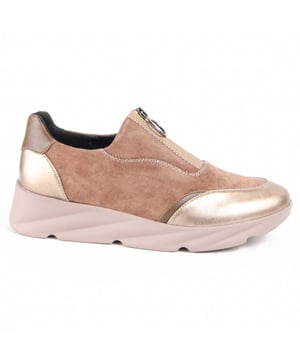 Zapato de cuña casual para mujer. Calce cómodo. Plantilla acolchada de piel natural. Fabricado por otras marcas para nuestra marca. Medidas aproximadas: 4 cm de cuña y 2 cm de plataforma.