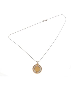 Dieser Orphelia-Anhänger mit Kette in Silber/Gold ist aus allergiefreiem 925er Sterlingsilber höchster Qualität gefertigt. Der Orphelia-Damenanhänger aus 925er Sterlingsilber mit Kette – Silber/Gold ZK-2634 wird in einer schönen Geschenkbox geliefert und hat eine zweijährige Garantie – das perfekte Geschenk, um sich selbst oder einen geliebten Menschen zu verwöhnen.
