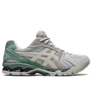 Verhoog je hardloopervaring met de Asics Gel-Kayano 14 Trainers Grijs voor heren, een geavanceerde en prestatiegerichte schoen die is ontworpen voor stabiliteit, ondersteuning en comfort.

Belangrijkste kenmerken:

 Gel demping technologie:  De Gel-Kayano serie staat bekend om zijn Gel dempingstechnologie, strategisch geplaatst in de tussenzool om responsief en schokabsorberend comfort te bieden tijdens elke stap.

 Dynamisch DuoMax ondersteuningssysteem:  Verwacht het Dynamic DuoMax Support System, dat stabiliteit en ondersteuning biedt bij overpronatie. Deze functie is gunstig voor lopers met specifieke looppatronen.

 FlyteFoam Technologie:  Let op het gebruik van Asics' FlyteFoam technologie in de tussenzool, die lichtgewicht en responsieve demping biedt voor een soepele en efficiënte rit.

 Ademend bovenwerk:  Het bovenwerk is waarschijnlijk gemaakt van ademende materialen om de luchtstroom te verbeteren, zodat je voeten koel en comfortabel blijven tijdens het hardlopen.

 Impact Guidance System (IGS):  Het IGS bevordert een natuurlijk looppatroon en verbetert de efficiëntie en het comfort van je looppas.

 Stabiliteitsfuncties:  De Gel-Kayano serie is ontworpen met stabiliteit in gedachten, waardoor hij geschikt is voor hardlopers die extra ondersteuning nodig hebben.