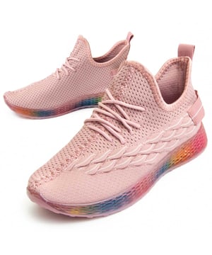 Sneaker para mujer. Calce cómodo. Plantilla acolchada. Suela antideslizante. Cosido reforzado. Fabricado por otras marcas para nuestra marca.