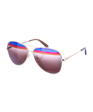 Gafas de sol con montura metálica.
Color Dorado.
Forma ovalada, estilo aviador.
Lentes de color Marrón Oscuro.
Detalle de franjas multicolor en la parte superior de la lente.
Patillas metálicas a tono, con el nombre de la firma grabado, y acabadas en acetato.
100% Protección UV.
Cristales antirreflejo.

Medidas  Medidas  Alto lente: 52 mm. Ancho lente: 60 mm. Puente: 13 mm. Patillas: 140 mm..

Limpiar las gafas con agua y jabón.
- No utilice paños sucios o abrasivos, que puedan alterar las características de los filtros.
- Utilice solo accesorios y repuestos originales.

Incluye: Todos nuestros productos se envían en el interior de su estuche original.