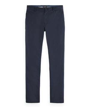 Ervaar ongeëvenaarde stijl en comfort met deze herenjeans van Scotch & Soda! Deze jeans is voorzien van fijn logoborduursel en een hoogwaardige ritssluiting met knoop. De dubbele riemlussen zorgen niet alleen voor steun, maar ook voor een extra modieus accent. Gemaakt van eersteklas materialen, garanderen ze een hoog niveau van comfort en duurzaamheid. De slim fit snit zorgt voor een modern, nauwsluitend silhouet dat elke beweging volgt. Perfect voor de veeleisende man die waarde hecht aan kwaliteit en stijl. Met deze jeans ben je altijd goed gekleed, of je hem nu voor elke dag draagt of voor speciale gelegenheden. Scotch & Soda combineert tijdloze elegantie met modern design - een must-have voor elke garderobe.