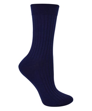 ¿Son los calcetines de lana su par ideal? ¿Qué le parece probar la lana Merino? Ahora puedes disfrutar del calor y la comodidad de los calcetines de lana pero con una suavidad extra. Estos calcetines de lana merina para mujer son suaves, delicados y perfectos para llevar a diario. Estos calcetines están diseñados para y son ideales para los meses de otoño e invierno. Son perfectos para llevar con tus botas o zapatos favoritos en un día frío en la ciudad o incluso para salir a explorar con un poco de senderismo y trekking. Los calcetines están fabricados con un lujoso hilo de alta calidad con un 68% de fibras de lana merina. Es extremadamente fino y delicado y, por lo tanto, muy suave al tacto. Esto garantiza que los pies se mantengan calientes y secos durante todo el día, lo que los hace ideales para los estilos de vida ajetreados. Los calcetines están disponibles en 4 colores diferentes, así que hay para todos los gustos. Son los siguientes: Negro, azul marino, gris oscuro y burdeos. Tanto si prefieres un negro tradicional como un azul marino clásico, tenemos algo que se adapta a tu estilo. Estos calcetines de mujer están disponibles en 2 tallas: 3-4 UK, 5-7 UK y están hechos de 68% Lana Merino, 30% Poliamida, 2% Elastano. Hay 4 colores para elegir y son totalmente lavables a máquina.