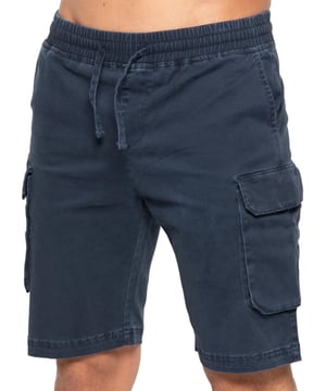 Enzo Herren Cargo Stretch Shorts. Elastischer Bund mit verstellbarem Kordelzug. 5 Taschen Design. 2 Seitentaschen, 2 Cargo-Taschen mit Klettverschluss. Einzelne Welttasche hinten. Mid Rise, Regular Fit Shorts