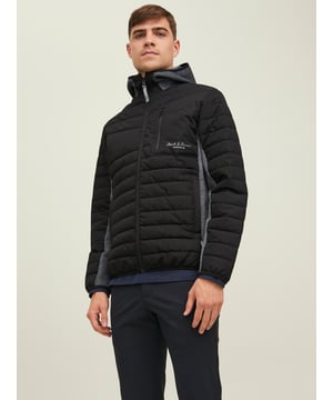 Eine tolle Steppjacke für Herren von der Marke JACK & JONES. Sehr angenehm zu tragen, bequem, warm und sportlich geschnitten zugleich. Kann mit vielen Kleidungsstücken kombiniert werden. Der hohe Kragen und die Kapuze halten den Wind von den Ohren und dem Hals fern. Zwei Seitentaschen und eine Brusttasche mit Reißverschluss bieten Platz für Habseligkeiten. Weiche, atmungsaktive Baumwolle und präzise Verarbeitung kennzeichnen die Mode der Marke JACK & JONES. JACK & JONES ist stolzes Mitglied der Better Cotton Initiative. Mit dem Kauf von Baumwollprodukten von JACK & JONES unterstützen Sie einen nachhaltigeren Baumwollanbau.