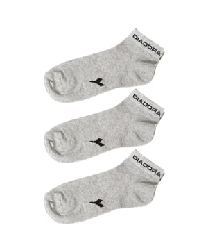 Pack de 3 calcetines deportivos.
Corte tobillero.
Confeccionados en hilo de alta calidad, que garantizan gran comodidad y duración.
Color negro.
Puño elástico  con estampado de la marca.
Tejido elástico y traspirable.
Detalle de la marca en un lateral.

Composición:
- 75% Algodón.
- 23% Poliéster.
- 2% Elastano.

Cuidados:
- Lavar a mano.
- No usar lejía.
- No usar secadora.
- No planchar.
- No lavar en seco.