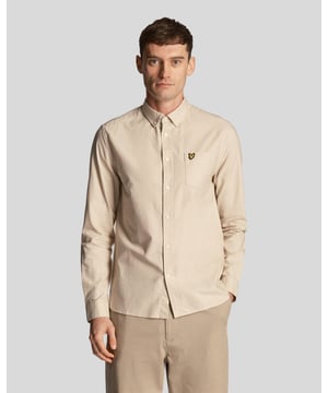 Unser Oxford-Hemd besteht aus 100 % leichterer Baumwolle mit dem klassischen Oxford-Hemdstoff und eignet sich hervorragend für wärmere Tage.- Cove- 100 % Baumwolle - Klassischer Regular-Fit-Schnitt- Brusttasche- Knopfleiste vorne- 152 g/m² leichter Stoff- Button-Down-Kragen- Kellerfalte hinten