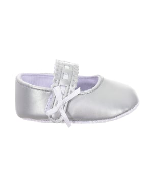 Flexibele babyschoentjes.
 Buitenkant van polyleer met glanzende afwerking.
 Bandsluiting op de wreef met klittenbandsluiting aan de zijkant.
 Strikdetail aan de zijkant.
 Zachte textiel binnenkant.
 Microvezel zool.
 Naden in toon zichtbaar.
 Samenstelling: Buitenkant: Polyleer; Binnenkant: Textiel; Zool: Textiel
 Onderhoud:
Reinigen met een natte doek.