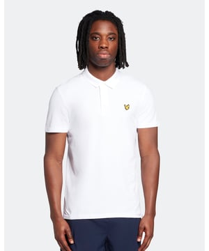 Das Lyle & Scott Sports Core Polo ist ein unverzichtbares Kleidungsstück, das sich schnell zu einer Ikone entwickelt. Es ist das Nonplusultra in Sachen dezentes, leistungssteigerndes Design, ohne dabei auf Stil zu verzichten. Das Polo ist aus einer weichen und äußerst strapazierfähigen Baumwoll-Polyester-Mischung gefertigt, die mit Elastan-Garnen durchsetzt ist, damit sich das Kleidungsstück dehnt, wenn Sie es tun.
 
Passform: Regular
Das Poloshirt ist so geschnitten, dass es weder zu eng noch zu locker am Körper anliegt und Ihnen einen klassischen, zeitlos eleganten Look bietet. Wir empfehlen Ihnen, Ihre normale Größe zu bestellen, aber wenn Sie zwischen zwei Größen schwanken, nehmen Sie eine Nummer größer.