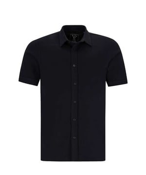 Erleben Sie das klassische Hajo Polohemd für Herren - der Inbegriff von Stil und Komfort. Dieses kurzärmelige Polohemd besticht durch seine zeitlosen Polokragen und die durchgehende Knopfleiste, die einen Hauch von Eleganz und Vielseitigkeit verleiht. Hajo verzichtet bewusst auf eine Brusttasche, um einen klaren und minimalistischen Look zu schaffen.  Mit seiner Regular Fit Passform bietet das Polohemd optimalen Tragekomfort und genügend Bewegungsfreiheit, ideal für den Alltag und besondere Anlässe. Gefertigt aus hochwertigen Materialien, garantiert es Langlebigkeit und ein angenehmes Hautgefühl.  Dieses Polohemd lässt sich mühelos kombinieren - ob zu Jeans für einen entspannten Freizeitlook oder zu Chinos für einen smarten Casual-Stil. Die hochwertige Verarbeitung und das dezente Design machen es zu einem unverzichtbaren Basic in jeder Herrengarderobe.  Egal ob im Büro, beim Golfen oder bei einem Treffen mit Freunden - mit diesem Polohemd sind Sie stets gut gekleidet. Genießen Sie die perfekte Balance aus klassischem Design und modernem Komfort.  Das Hajo Polohemd ist mehr als nur ein Kleidungsstück - es ist ein Statement für zeitlose Eleganz und Qualität. Setzen Sie auf ein Design, das sowohl stilvoll als auch funktional ist, und bereichern Sie Ihre Garderobe mit diesem Must-Have für modebewusste Männer.