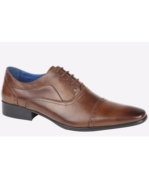 Add a timeless look to your smart-casual wardrobe with these Roamers Mercer Oxford shoes, boasting a leather upper, intricate stitch detailing, and a classic silhouette.- Leather upper
- Intricate stitch detailing
- Lace up fastening
- PVC Sole
