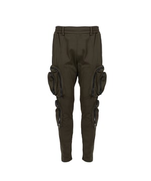 Estos pantalones cargo son la combinación perfecta de estilo y funcionalidad, que seguramente atraerán a cualquier aficionado de la ropa cómoda.

Gracias al ajuste con cordón, estos pantalones garantizan un excelente ajuste al cuerpo, al mismo tiempo que aseguran la total libertad de movimiento y comodidad durante todo el día.

Prácticos y amplios, los grandes bolsillos laterales con cierres permiten almacenar todos los objetos necesarios, como el teléfono, las llaves o la cartera, lo que hace que estos pantalones cargo no solo sean estilosos, sino también extremadamente funcionales.

Las costuras sólidas le dan a estos pantalones una durabilidad y resistencia excepcionales, lo que los convierte en la elección perfecta para largas caminatas, excursiones o actividades diarias.

El color uniforme hace que estos pantalones cargo sean fáciles de combinar con diversos elementos del guardarropa, lo que permite crear muchas combinaciones de moda y coherentes.

Fabricados en Italia, estos pantalones cargo combinan alta calidad de fabricación y atención al detalle, lo que garantiza que servirán durante muchas temporadas, manteniendo su apariencia única.
