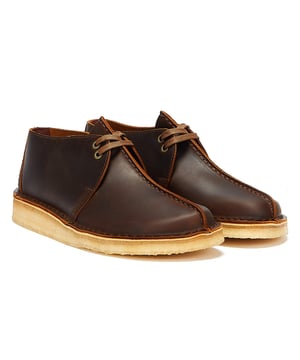 De Desert Trek schoenen van Clarks werden voor het eerst geïntroduceerd in de jaren 1970 en zijn voorzien van een contrasterend accent op de hiel en een centrale stootnaad. De schoenen zijn gemaakt van hoogwaardige materialen, hebben een vetersluiting en een contrasterende crêpezool.