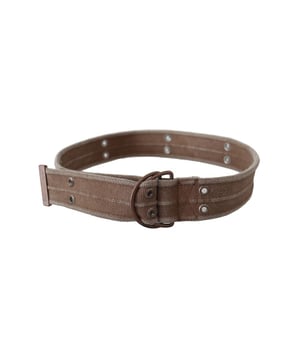 Nuevo cinturon DOLCE & GABBANA.
  100% autentico.
  Confeccionado en lona de cuero marron.
  Diseno clasico con herrajes en tono rustico.
  Cierre de hebilla redonda.
  Cinturon ajustable.
  Patron solido.
  Fabricado en cuero de alta calidad.
  Hermoso color b.