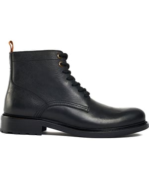 Aumenta tu confianza y tu conciencia sostenible con las exclusivas botas de cordones Saturn de Re.sole. Diseñadas con una apariencia contemporánea y una sólida sostenibilidad en mente, estas botas de cordones son el epítome de la artesanía y el estilo atemporal, con un upper de cuero aceitado y una suela de goma antideslizante. La plantilla reciclada, los detalles metálicos sin níquel y el adhesivo a base de agua garantizan sostenibilidad y durabilidad sin comprometer su apariencia excepcional. Estas botas tipo ankle son perfectas para muchas ocasiones, gracias a su diseño versátil y simple.