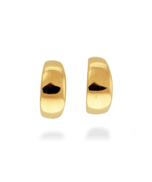 Brango-Ohrringe aus 18 Karat Gelbgold. Essential verkörpert raffinierte Einfachheit, zeitlose Stücke mit glatten Linien und dem zusätzlichen Funkeln von Zirkonia. Unprätentiöser, schlichter Schmuck, der perfekt für den Alltag, aber auch für besondere Anlässe geeignet ist.