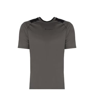 Deze klassieke, eenvoudige snit staat garant voor een tijdloze look en het gemak om het te combineren met verschillende stijlen.

De subtiele, ronde halslijn geeft het shirt universaliteit en zorgt ervoor dat het bij elk lichaamstype past door de nek en schouders te benadrukken.

Op de voorkant zorgt de print met de merknaam voor een modieuze en stedelijke look die modern design weerspiegelt.

Gemaakt van hoogwaardig, ademend materiaal met Quick Dry-systeem, biedt het de hele dag comfort, ongeacht de activiteit en weersomstandigheden.