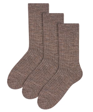 Calcetines perfectos para el día a día, estos calcetines de lana de alpaca para hombre son el epítome del lujo. Confeccionados con fibras de lana de alpaca 100%, estos calcetines son suaves y delicados, pero lo suficientemente resistentes para el uso diario. Estos calcetines de lana de alpaca mantienen los pies cómodos durante todo el día y su textura acanalada en la pierna y el pie alivia la presión innecesaria sobre el pie y ayuda a garantizar un ajuste seguro. Estos calcetines tienen propiedades de absorción de la humedad, lo que significa que mantendrán sus pies secos en todas las condiciones. Esto es importante porque si tus pies se mojan durante largos periodos de tiempo, pueden causarte ampollas e infecciones. Puedes elegir entre 5 colores: Negro, Marrón, Beige, Gris y Gris claro, ¡así que hay para todos los gustos! Tanto si prefieres un negro tradicional como un marrón clásico, tenemos algo que se adapta a tu estilo. También están disponibles en paquetes de 3 pares para que puedas llenar tu cajón de calcetines. Estos calcetines para hombre vienen en 3 pares y están disponibles en 2 tallas: 7-9 UK y 10-13. Están hechos de 56% acrílico, 22% lana, 11% poliamida, 9% alpaca, 2% elastano y hay 4 colores para elegir y son totalmente lavables a máquina.