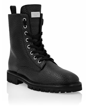 Tachuelas  Botas militares de piel con estampado de ciervo. Cierre de cordones con ojales metálicos. Tres tachuelas en forma de estrella en la costilla. Insignia metálica con inscripción está cosida en la lengüeta. Costura en la parte superior. Suela de goma. Forro interior.