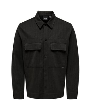 Diese Hemdjacke von Only & Sons ist eine schicke und vielseitige Jacke für Herren. Die Hemdjacke hat einen Reverskragen, zwei Brusttaschen, eine durchgehende Knopfleiste und lange Ärmel. Die Hemdjacke ist im Hemdenstil geschnitten und verfügt über einen Knopf an den Ärmeln, mit dem Sie die Ärmellänge variieren können. Die Hemdjacke besteht aus hochwertigen Materialien, die einen hohen Tragekomfort bieten. Die Hemdjacke ist ideal für die Übergangszeit, da sie sowohl als Jacke als auch als Hemd getragen werden kann. Ob im Job, in der Freizeit oder am Abend, diese Hemdjacke ist vielseitig kombinierbar und passt zu jedem Outfit.