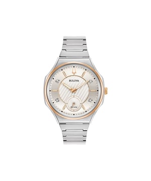Dit Bulova Dames horloge beschikt over een Quartz binnenwerk. De kast (40 mm mm) is vervaardigd uit RVS (Zilverkleurig) en heeft een Saffierglas. De band is Zilverkleurig RVS. Dit horloge uit de Bulova Curv reeks is een mooi en tijdloos geschenk. Verras jezelf of iemand anders met dit cadeau. Bovendien geniet u hierbij van 2 jaar garantie tegen alle fabricagefouten.