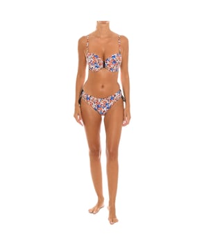 EB0355C women's underwire bikini.

 The bra has underwire cups to offer greater support and definition of the silhouette.
 The underwire cup design helps enhance and shape the bust.
 Features adjustable straps that allow you to customize the fit and coverage.
 It has a hook closure in the back for a custom and secure fit.
 The back hook closure makes it easy to put on and adjust the bra.

 The panties have adjustable bows or straps on the sides of the hips.
 The classic cut is flattering for different body types.
 Fully lined.
 These swim briefs are a versatile and practical option for the beach and pool.

 This Teleno bikini is an attractive and versatile option to wear at the beach, pool or other water activities.
 Its elegant and feminine design makes it a suitable garment for both a day at the beach and for more formal events or situations.
 Composition: Exterior: 84% Polyamide, 16% Elastane.
 Lining: 92% Polyester, 8% Elastane.
 Cup: 100% Polyester.
 Care:
Hand wash maximum 30º.
 Do not use dryer.
 Do not use bleach.
 Do not iron.
 Do not dry clean.
 Do not squeeze.