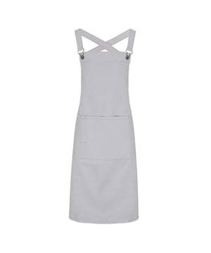 Dungaree stijl gespen. Grote metalen ogen. Voorvak met pennenzakje. Zelf stoffen riemen. Breedte 72cm. Lengte 86cm. Industriële wasserij bij 85C. Huishoudelijk wassen bij 60C. WRAP gecertificeerde productie. 100% katoenen doek, Denim is 70% Katoen/30% Polyester.