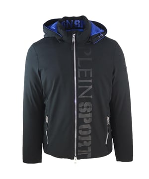 Chaqueta negra acolchada con logo vertical Plein Sport. Chaqueta negra acolchada con logo vertical Philipp Plein Sport. Estilo: UPPS106 99. Marca vertical grande. Chaqueta acolchada, cierre con cremallera. Bolsillos delanteros con cierre de cremallera.