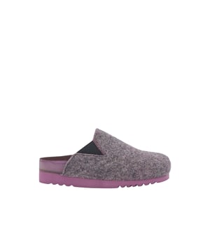 Ontdek de Scholl slippers voor dames - de perfecte symbiose van stijl en comfort! Met hun hoogwaardige EVA rubberen zool bieden ze optimale bescherming tegen kou en stoten, terwijl het lichte profiel en de ronde teen garant staan voor ongeëvenaard comfort.    Dankzij het praktische slip-on ontwerp zijn deze pantoffels gemakkelijk aan en uit te trekken. De ademende materialen zorgen ervoor dat je voeten heerlijk warm en toch fris blijven.    De flexibele wreef en zachte hak bieden je het hoge comfort dat je verdient. De chique gemêleerde look geeft elke outfit net dat beetje extra - perfect voor ontspannen uurtjes thuis of een kort uitstapje. Verwen jezelf met de luxe die je voeten verdienen!