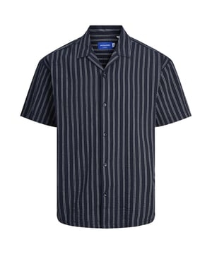 Dieses Herren-Kurzarmhemd bietet eine perfekte Kombination aus Stil und Komfort. Die lockere Passform und der Resortkragen sorgen für eine lässige, elegante Optik. Eine durchgehende Knopfleiste mit tonigen Knöpfen verleiht dem Hemd einen stilvollen Akzent. Hergestellt aus leichtem Seersucker-Gewebe, garantiert es hohen Tragekomfort und Atmungsaktivität an warmen Tagen. Die kurzen Ärmel machen es ideal für sommerliche Aktivitäten und entspannte Anlässe. Der strukturierte und gestreifte Stoff verleiht dem Hemd eine interessante Textur und einen einzigartigen Look. Vielseitig kombinierbar, passt es sowohl zu Jeans als auch zu Shorts und Chinos. Perfekt für den Alltag, den Urlaub oder ein Wochenende am Strand. Die hochwertige Verarbeitung und die durchdachten Details machen dieses Hemd zu einem langlebigen Begleiter. Ein Must-Have für modebewusste Männer, die Wert auf Qualität und Stil legen.