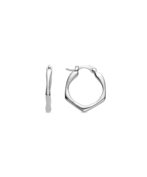 Pendientes Meria acabado en baño de rodio. Essential encarna la sencillez refinada, piezas atemporales con líneas suaves y el brillo adicional de las circonitas. Joyas básicas sin pretensiones que son perfectas para el uso diario, pero también pueden funcionar en ocasiones especiales.