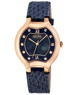 El reloj de cuarzo y diamantes Gevril Lugano de la colección Lugano es una pieza de arte invaluable digna de una galería. Sus líneas suaves, románticas y sinfónicas hacen de este no un simple reloj, sino uno construido para perdurar.

Con clara inspiración en la ciudad homónima, Lugano cobra vida en esta excepcional pieza con movimiento suizo y diseño italiano. La destacada caja de acero inoxidable de 36 mm de Lugano tiene un diseño único que recuerda a un violín de concierto, evocando los palazzos neoclásicos de Lugano. Ya sea en una opción de diamantes compuesta por un quilate de 60 diamantes cultivados de excepcional claridad y color, o en una caja de acero inoxidable sin diamantes, cada selección viene con un impresionante revestimiento de color alrededor del dial interior de madreperla. El bien diseñado revestimiento resalta 10 diamantes cultivados y números romanos en los números 6 y 12, fortaleciendo su atractivo clásico. Seleccione una auténtica correa de cuero italiana con textura de serpiente o una pulsera con hebilla desplegable para completar esta creación casi musical.

Con una historia e influencia únicas, Lugano es como un fino arte renacentista, con líneas delicadamente curvas y un toque de finos diamantes. Lugano es una obra apreciada que canta.

Reloj de cuarzo y diamantes Gevril Lugano 11053:

Reloj de cuarzo y diamantes suizo para mujer de la colección Lugano de Gevril.
Caja de acero inoxidable IPRG de 38 mm.
Anillo externo de configuración azul con 10 diamantes cultivados, esfera azul de madreperla, claridad VS, color FG.
Corona de empuje/tirado, números romanos en los números 6 y 12.
Correa auténtica de cuero italiano azul con textura de serpiente y hebilla de tangente.
Cristal de zafiro antirreflectante.
5 ATM (50 metros 165 pies).
Movimiento de cuarzo suizo Ronda 763.