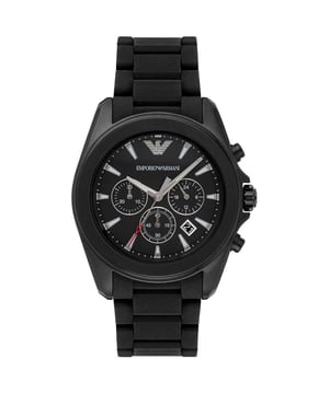 In einem eleganten, mattschwarzen, ionenplattierten Stahl trifft Funktionalität auf italienischen Stil bei dieser Chronographenuhr von Emporio Armani. Mit drei Chronographen-Zifferblättern und Edelstahlzeigern erreicht diese Uhr einen Look, der sowohl technisch als auch dezent elegant ist, perfekt für den Alltag. Das schwarze Band, das schwarze Zifferblatt und die silbernen Zeiger tragen zum Gesamterscheinungsbild der Uhr bei, indem sie einen anspruchsvollen Aspekt hinzufügen. Dieses Stück verfügt außerdem über ein robustes Mineralglas zum Schutz des Zifferblatts und ein japanisches Quarzwerk, um sicherzustellen, dass Sie in Ihrem täglichen Leben pünktlich bleiben. 42 mm Breite