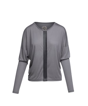 Top gris oscuro con mangas largas murciélago. Cuello redondo. Detalle de panel vertical de cuero sintético en el centro delantero. Detalle de strass 'S' en el lado inferior izquierdo. Los accesorios no están incluidos. 90% micromodal, 10% cachemira. Nuestra modelo mide 176 cm y lleva la talla 36/S. Medidas para la talla 38/M (en cm): Hombro-71, Pecho-54, Cintura-47, Cadera-46, Longitud de la manga-52, Largo del cuerpo-59.