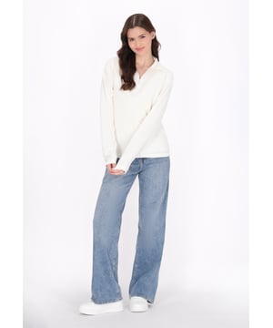 Hier ist ein vielseitiger Langarm-Pullover mit einem hohen Kragen und einem praktischen Reißverschluss für individuelle Halsabdeckung. Der weiche, strukturierte Stoff und der gerade Saum bieten Komfort und Stil. Perfekt für den täglichen Gebrauch oder aktiven Lebensstile, dieses Kleidungsstück besticht durch ein lässiges, aber raffiniertes Design, das sicherlich zu einem Garderobenklassiker wird.  Fleecepullover