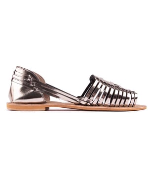 Mejora tu look de verano con estos cómodos. Sandalias planas brillantes Solesister Tara para mujer con tiras tejidas en la parte superior y tacón cerrado. Estos zapatos planos fáciles de usar tienen un aspecto brillante pero natural y son flexibles. suela delgada.