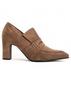 Absatzschuh für Damen. Bequeme Passform. Gepolsterte Innensohle aus Naturleder. Hergestellt von anderen Marken für unsere Marke. Ungefähre Maße: 8 cm Absatz.