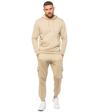 Enzo Herren Overhead Hoodie Trainingsanzug Set. Reguläre Passform, langärmeliger Hoodie mit Bündchen an den Handgelenken und verstellbaren Kordelzügen. Mit EZ-Logo auf der Brust und Jogginghose. Cargo-Jogger mit normaler Passform. Elastischer Bund mit verstellbarem Kordelzug. Mit 2 seitlichen Schlitztaschen, 2 Cargo-Taschen und einer Gesäßtasche. Ideal für Freizeit- und Arbeitskleidung.